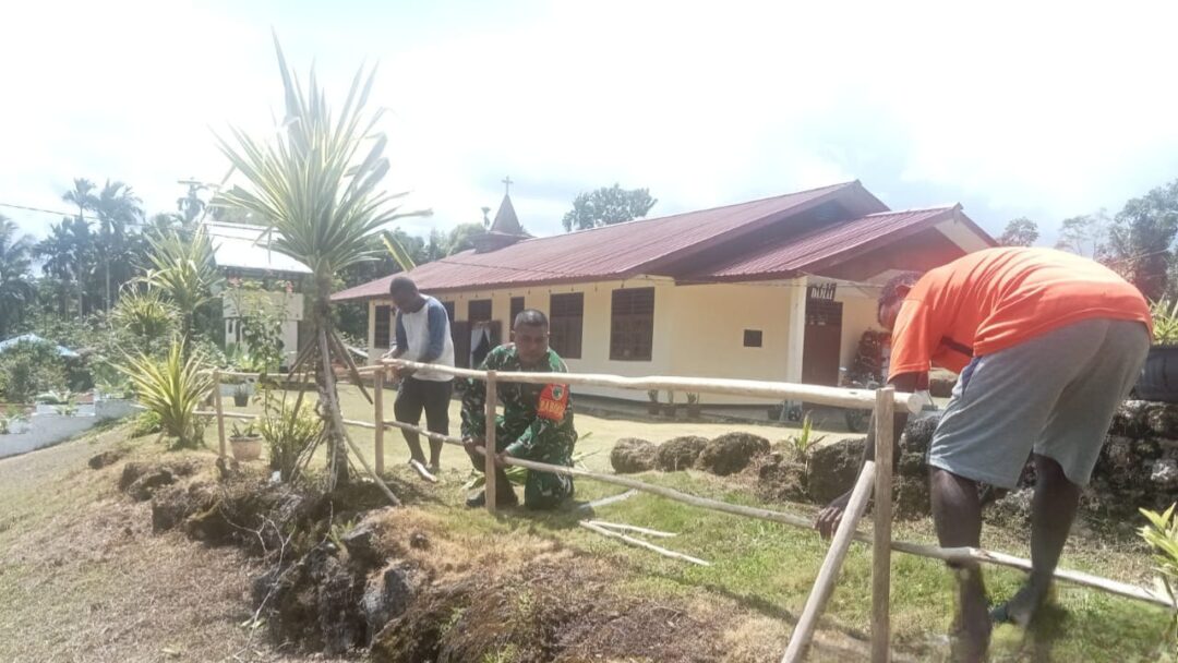 Babinsa Biak Utara Bantu Warga Jemaat Damai Nermnu Bangun Pagar Jalan Masuk Gereja