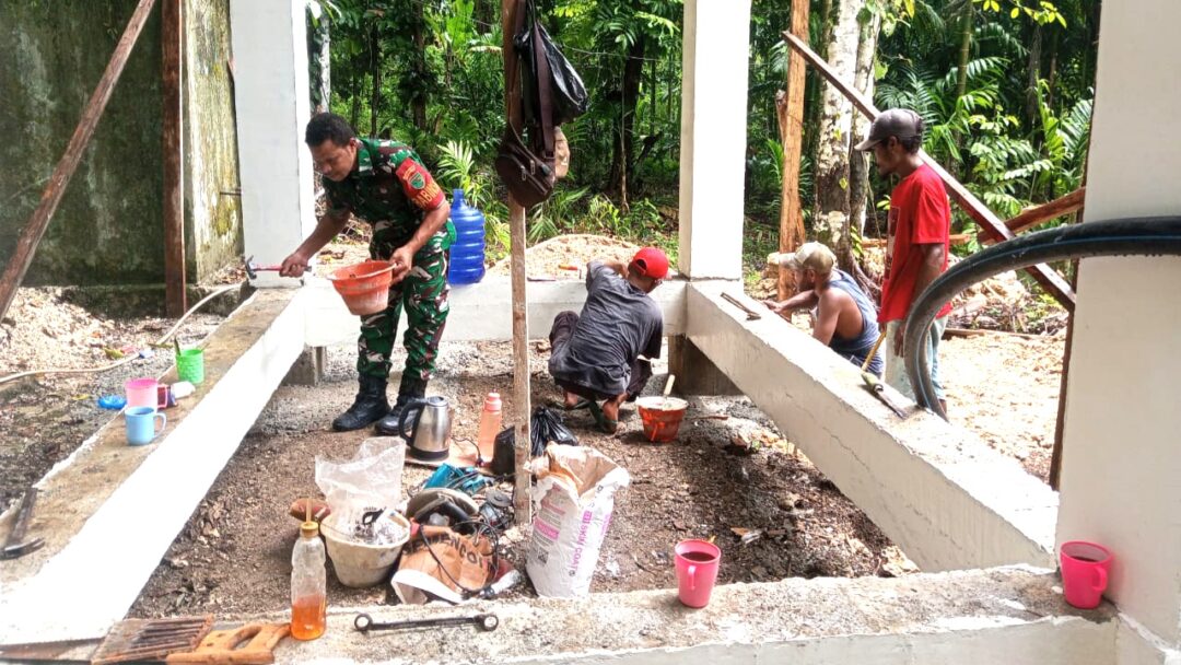 Semangat Gotong-Royong, Babinsa Biak Timur Bantu Warga Membuat Tower Penampungan Air Bersih