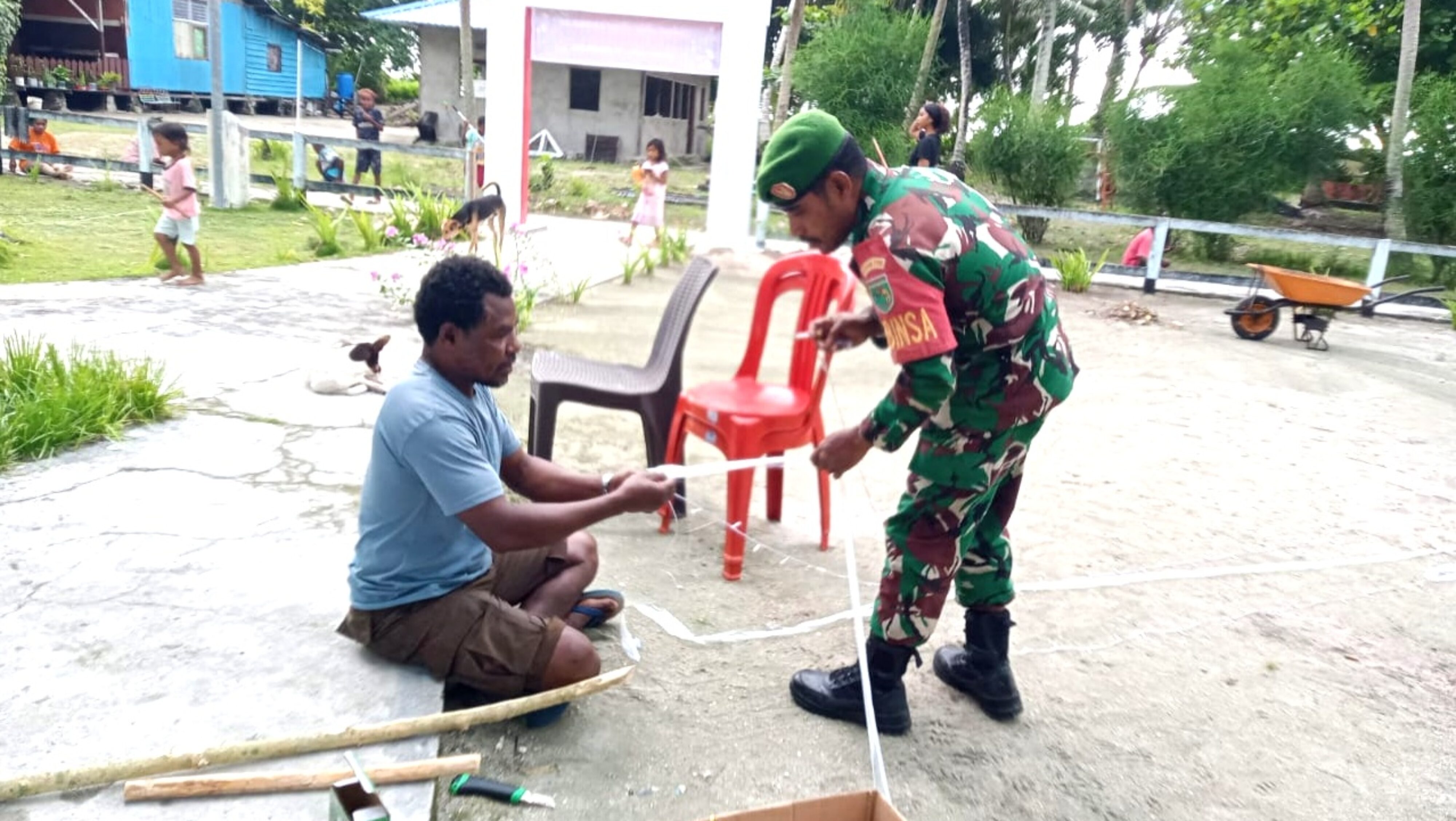Babinsa Supiori Utara Bantu Pemasangan Lampu Natal di Gereja Mapia