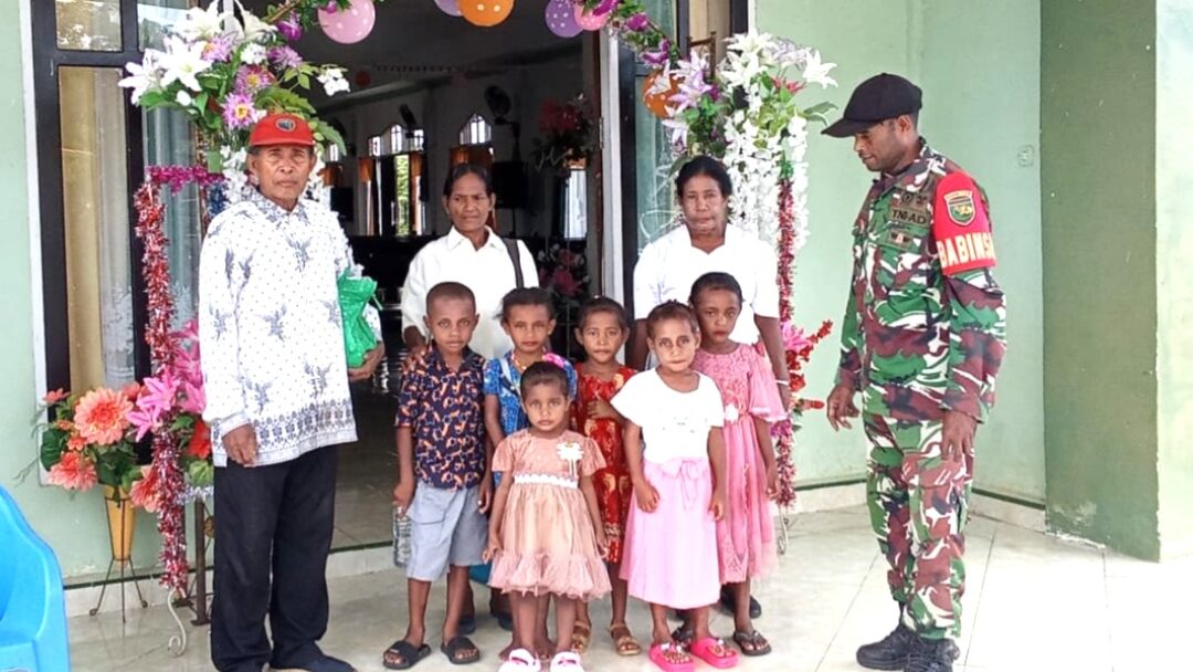 Ciptakan Rasa Nyaman, Babinsa Numfor Amankan Ibadah Natal di GKI Pniel Dafi