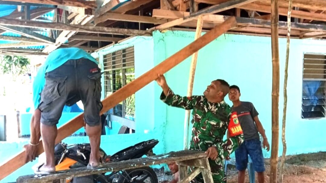 Babinsa Biak Barat Karya Bakti Membangun Rumah Warga