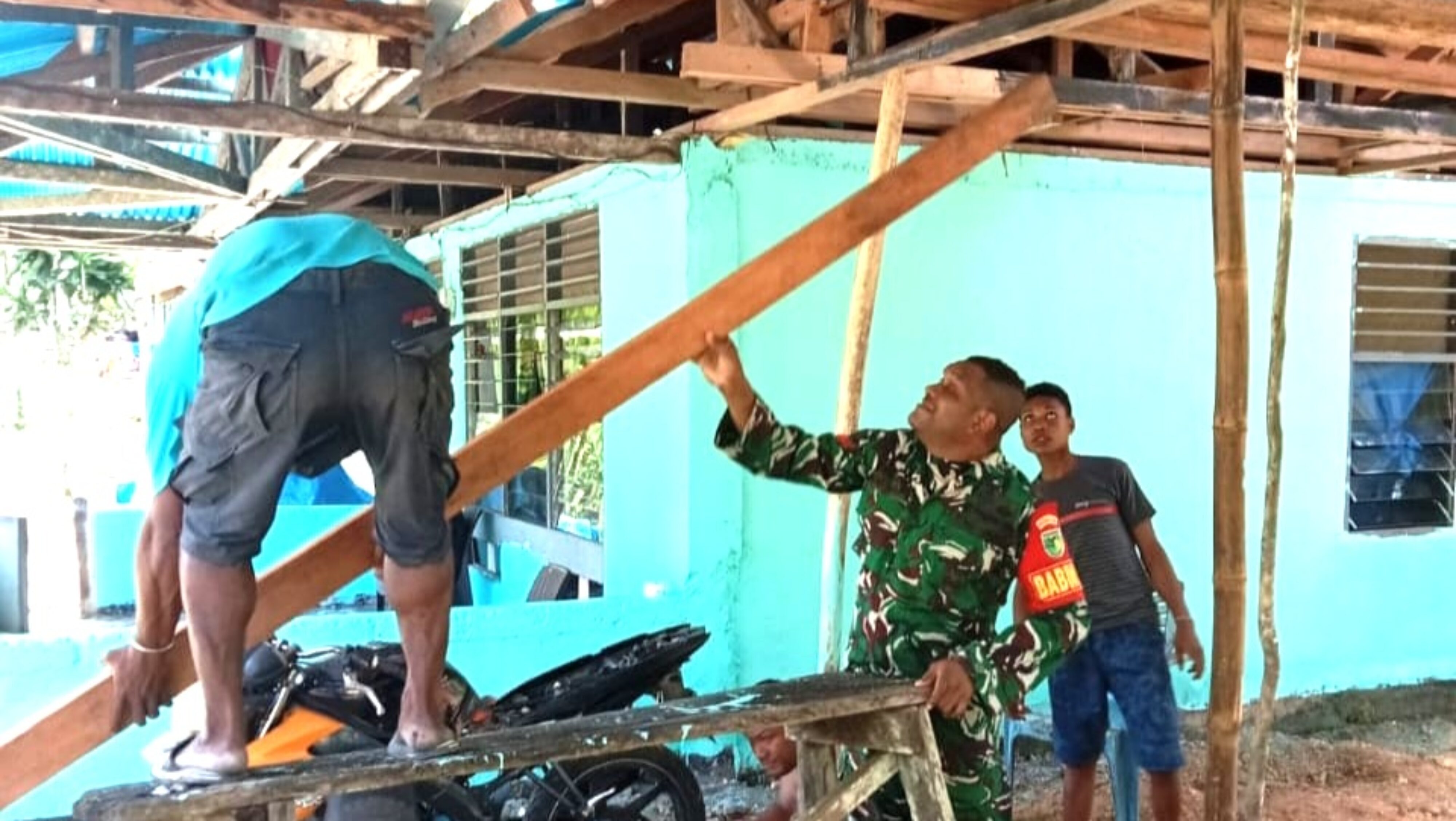 Babinsa Biak Barat Karya Bakti Membangun Rumah Warga