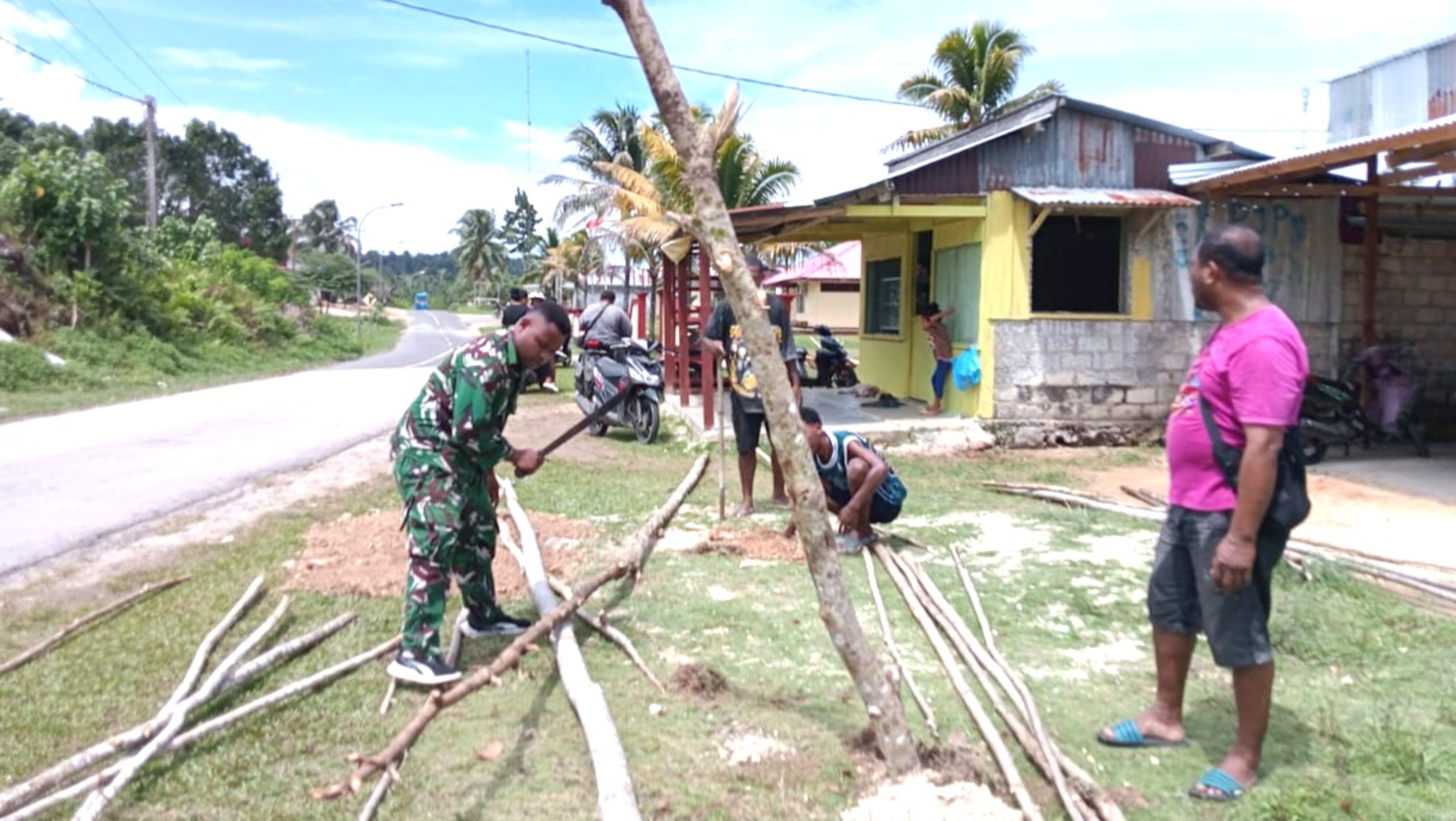 Babinsa Biak Utara Komsos dan Bantu Persiapan Ibadah Natal