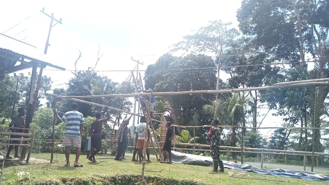 Babinsa Biak Barat Bantu Warga Pasang Pendukung Pelaksanaan Natal Rayon