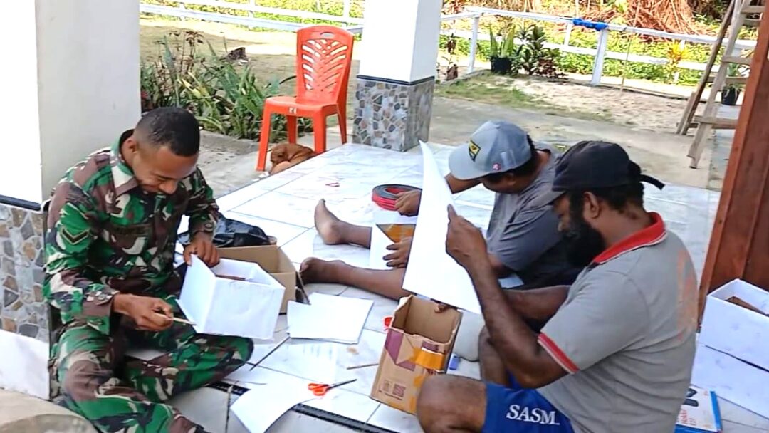 Babinsa Supiori Utara Bantu Jemaat Agape Yenggarbun Siapkan Kado Natal