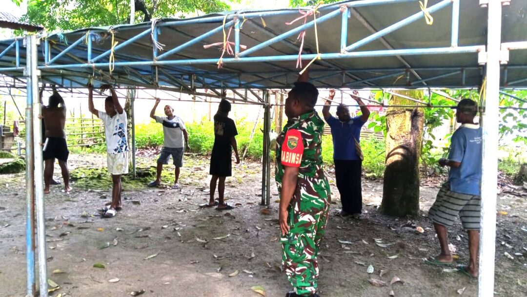 Babinsa Warsa Bantu Warga Dirikan Tenda Persiapan Natal KSP