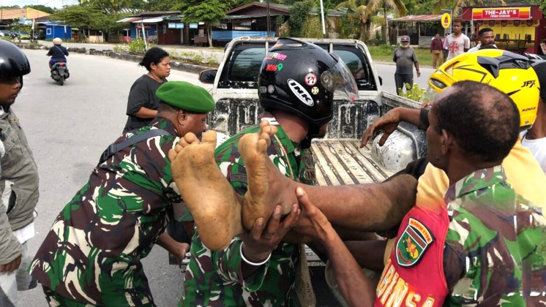 Babinsa Biak Kota Sigap Bantu Evakuasi Korban Lakalantas Tunggal