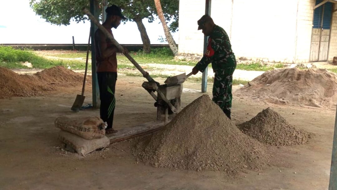 Ringankan Beban Masyarakat, Babinsa Biak Timur Bantu Cetak Batu Tela