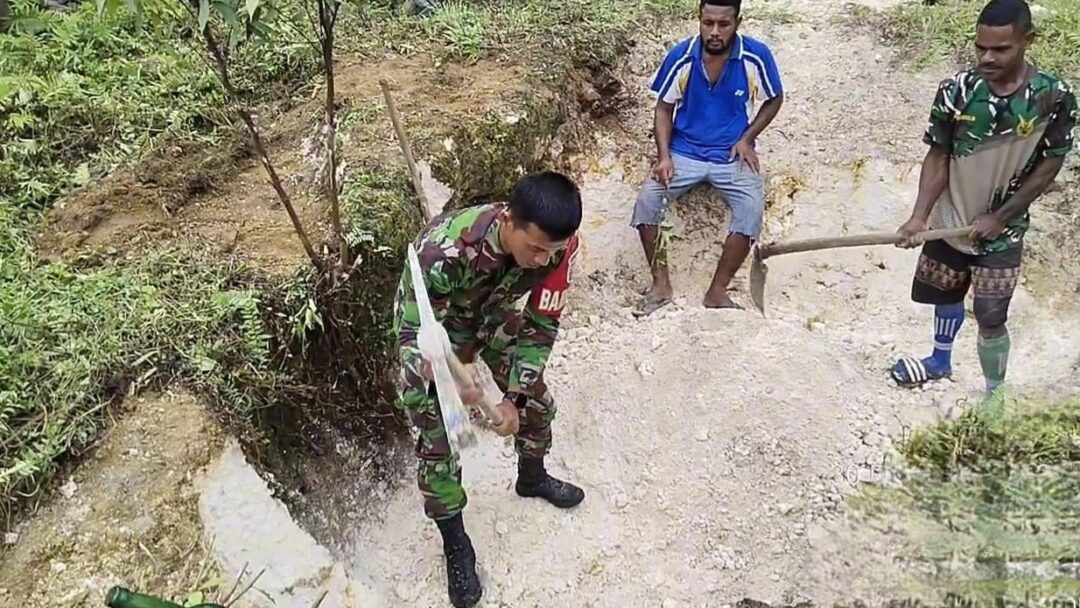 Babinsa Biak Kota Bantu Warga Binaan Menggali Karang Timbunan