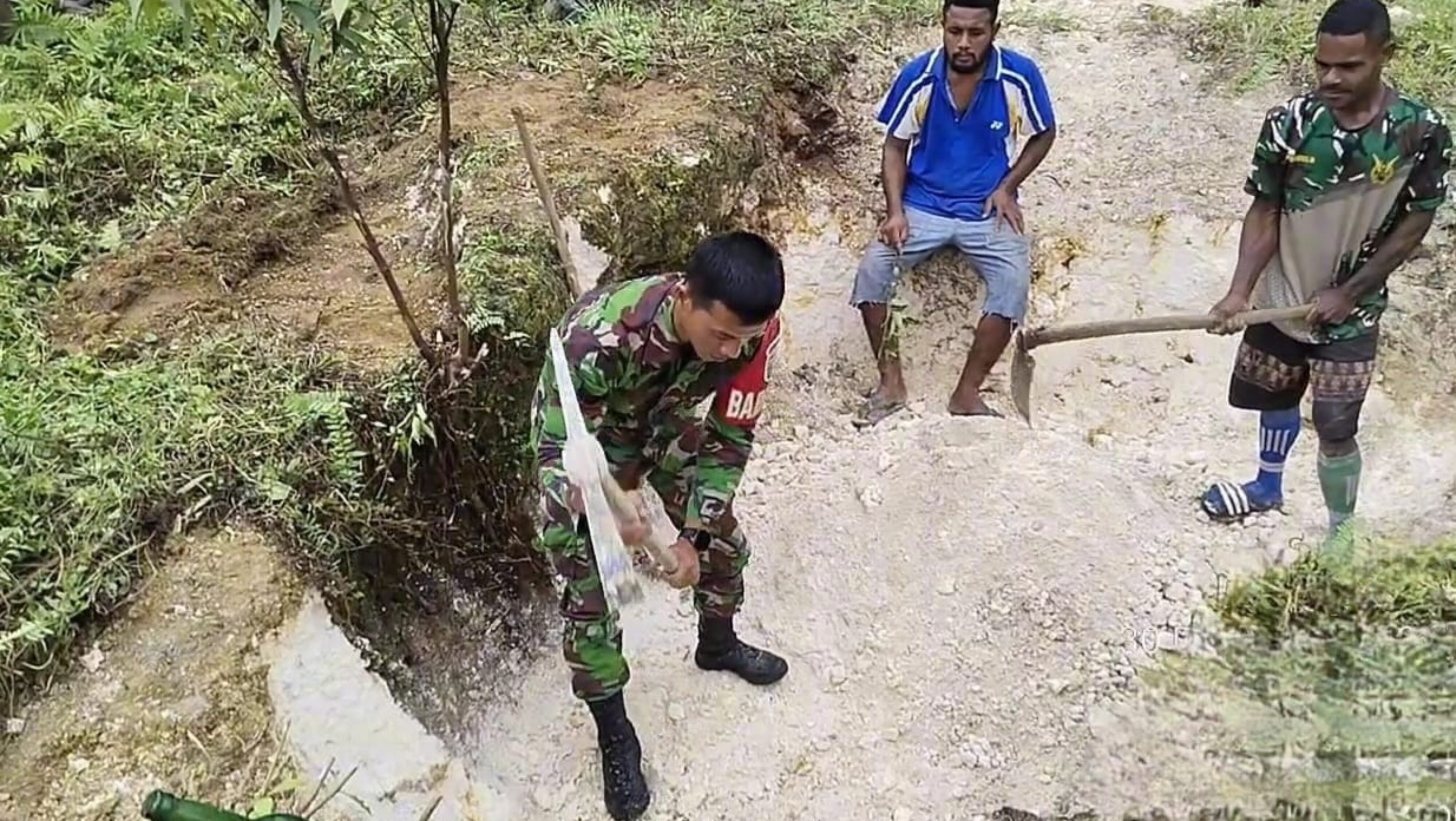 Babinsa Biak Kota Bantu Warga Binaan Menggali Karang Timbunan