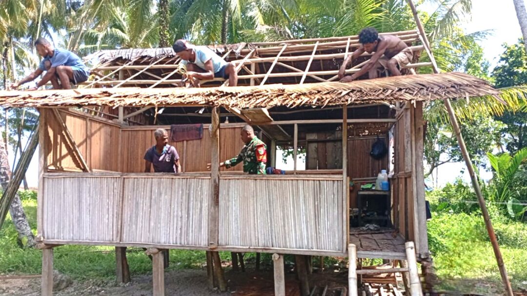 Babinsa Warsa Bersama Warga Wujudkan Kemanunggalan TNI-Rakyat di Kampung Imbari