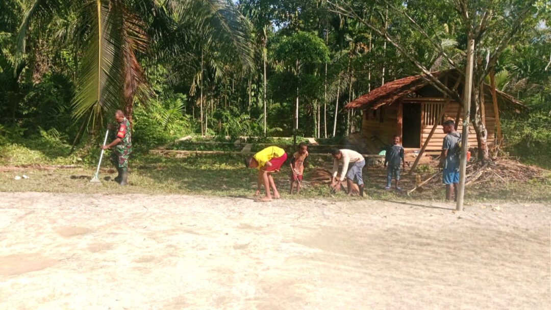 Babinsa Pimpin Gotong-Royong Pembenahan Lapangan Voli Bersama Warga di Kampung Sarwa