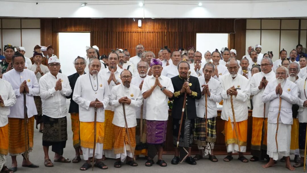 Buka Pasamuhan Agung SKHDN 2025, Gubernur Bali Tegaskan Keberpihakan Pemerintah kepada Sulinggih