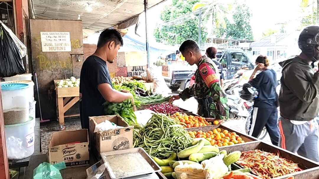 Jelang Akhir 2025, Babinsa Biak Kota Pantau Kestabilan Harga dan Stok Sembako