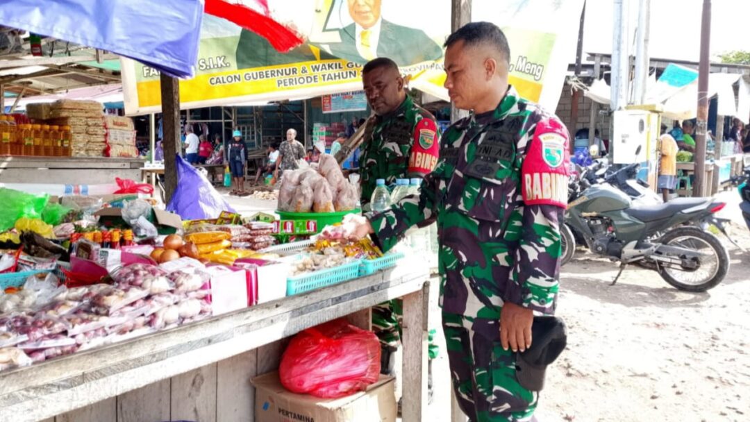 Babinsa Biak Timur Monitoring Harga Sembako Jelang Tahun Baru 2026