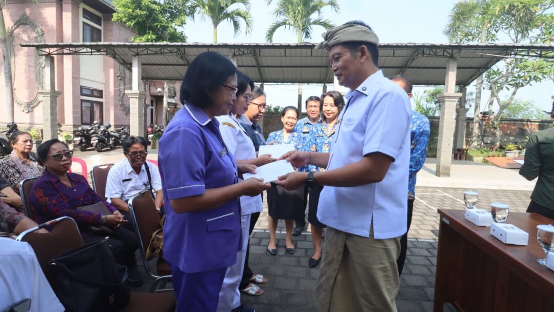 HUT KORPRI Ke–54 , Jembrana Beri Santunan Anggota Korpri Sekaligus Berbagi Parsel Dengan Warga