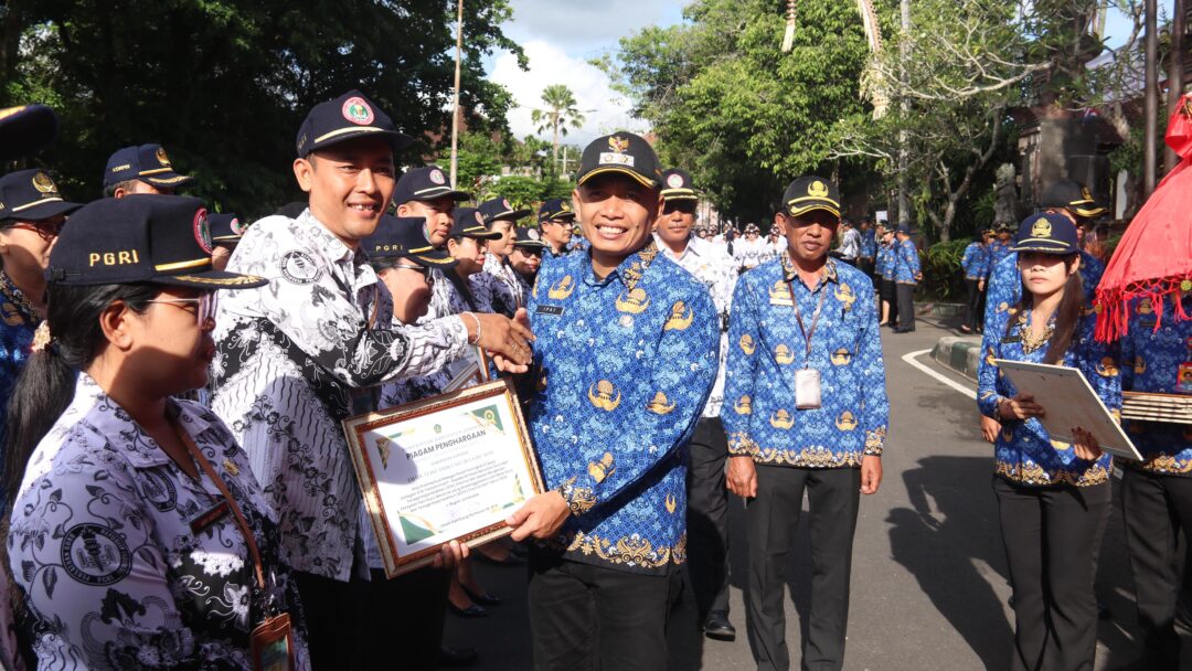Wabup Jembrana Pimpin Apel HUT KORPRI Ke-54 Dan Hari PGRI Ke-80