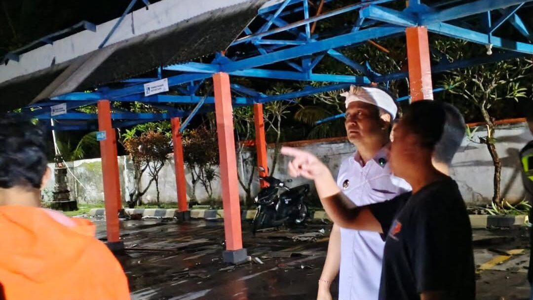 Gerak Cepat ! Bupati Kembang Langsung Turun Ke Lokasi ,Tinjau Dampak Angin Puting Beliung di Penyaringan