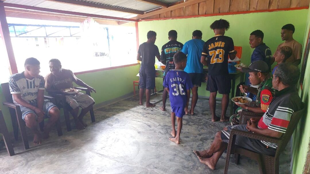 Babinsa Hadiri Syukuran Tahun Baru Bersama Masyarakat Kampung Amyas