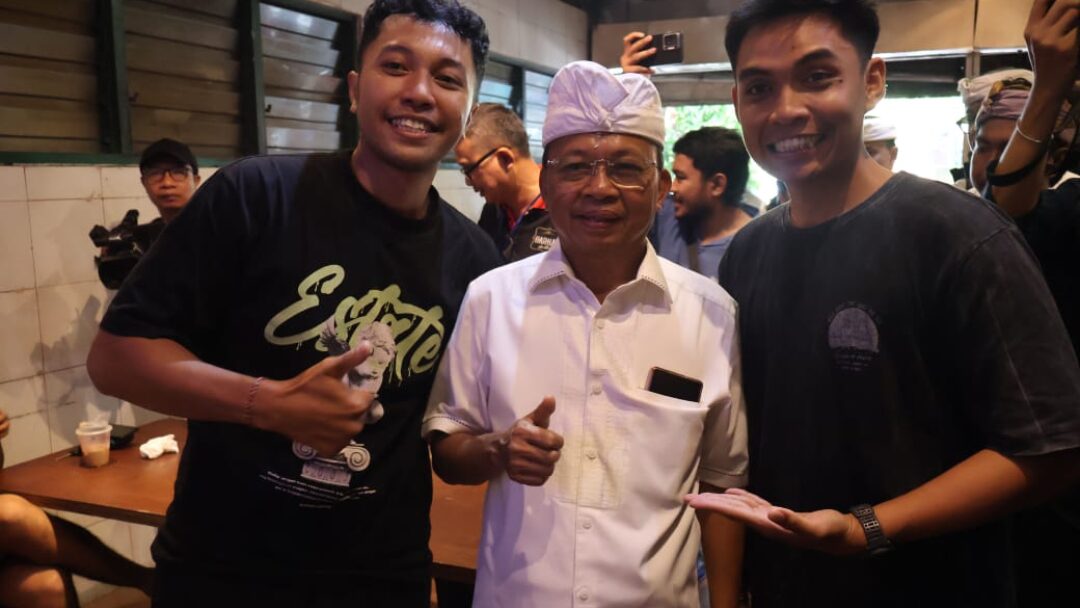 Anak Muda Bali Antusias Nikmati Kopi dan Be Guling Traktiran Gubernur Koster saat Rahina Tumpek Klurut