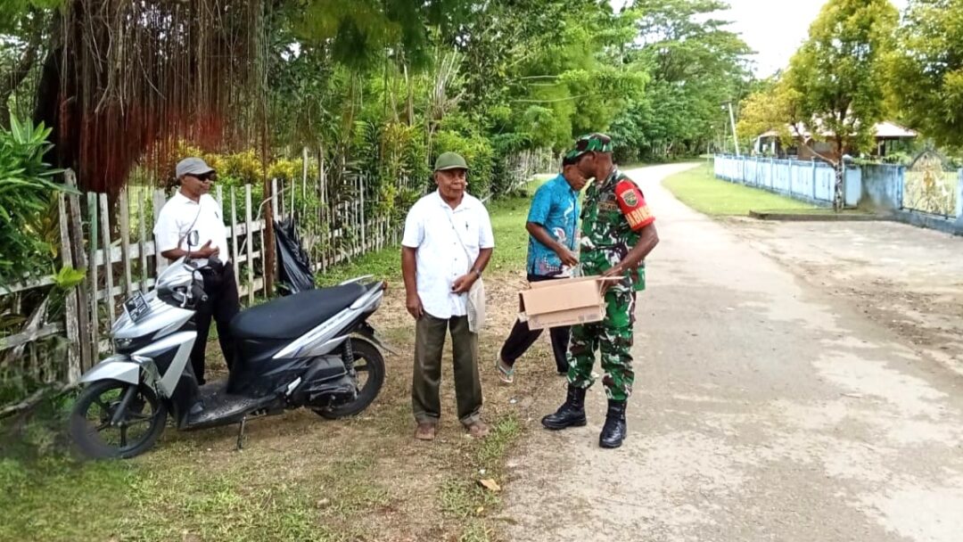 Babinsa Biak Utara Bantu Warga Bersihkan Halaman Gereja GKI Pniel Korem