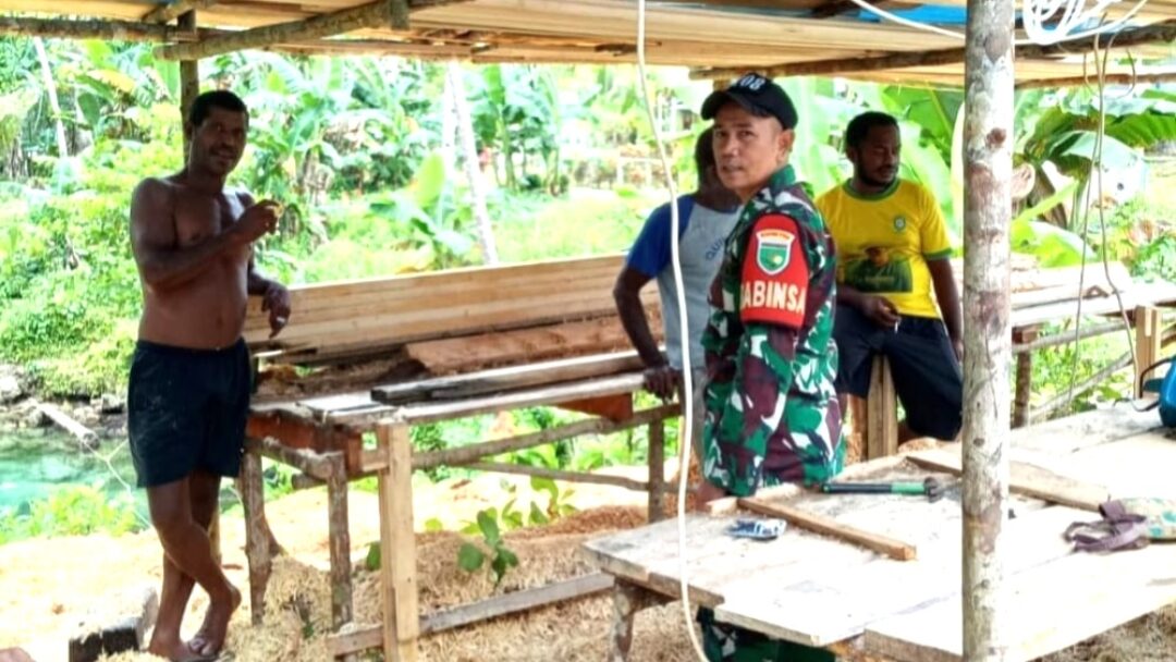 Jalin Keakraban, Babinsa Numfor Komsos Bersama Masyarakat