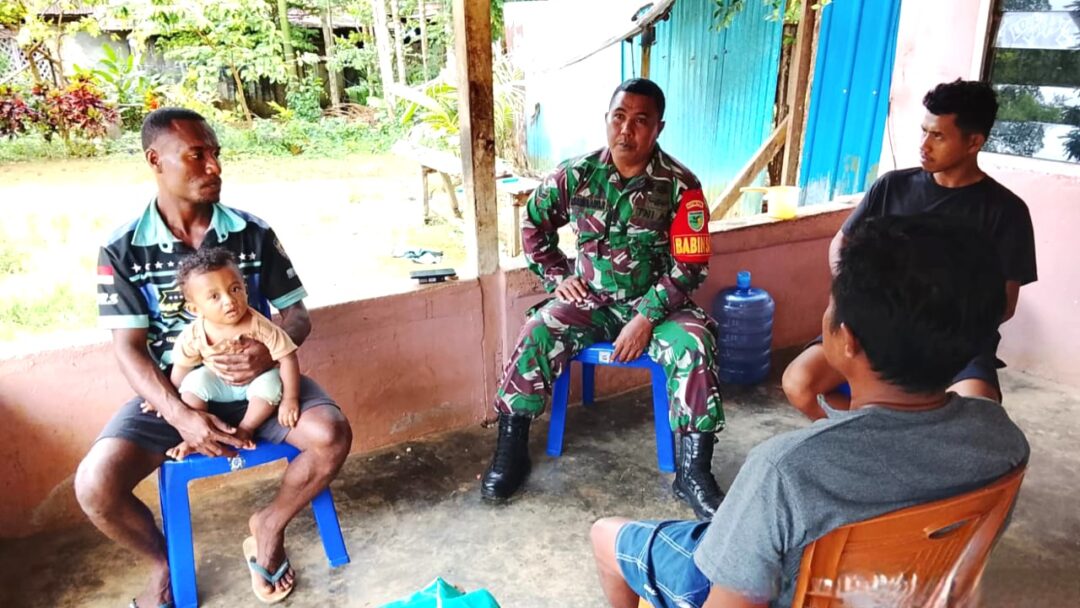 Babinsa Biak Utara Komsos Jalin Silaturahmi dengan Kepala Suku Buton