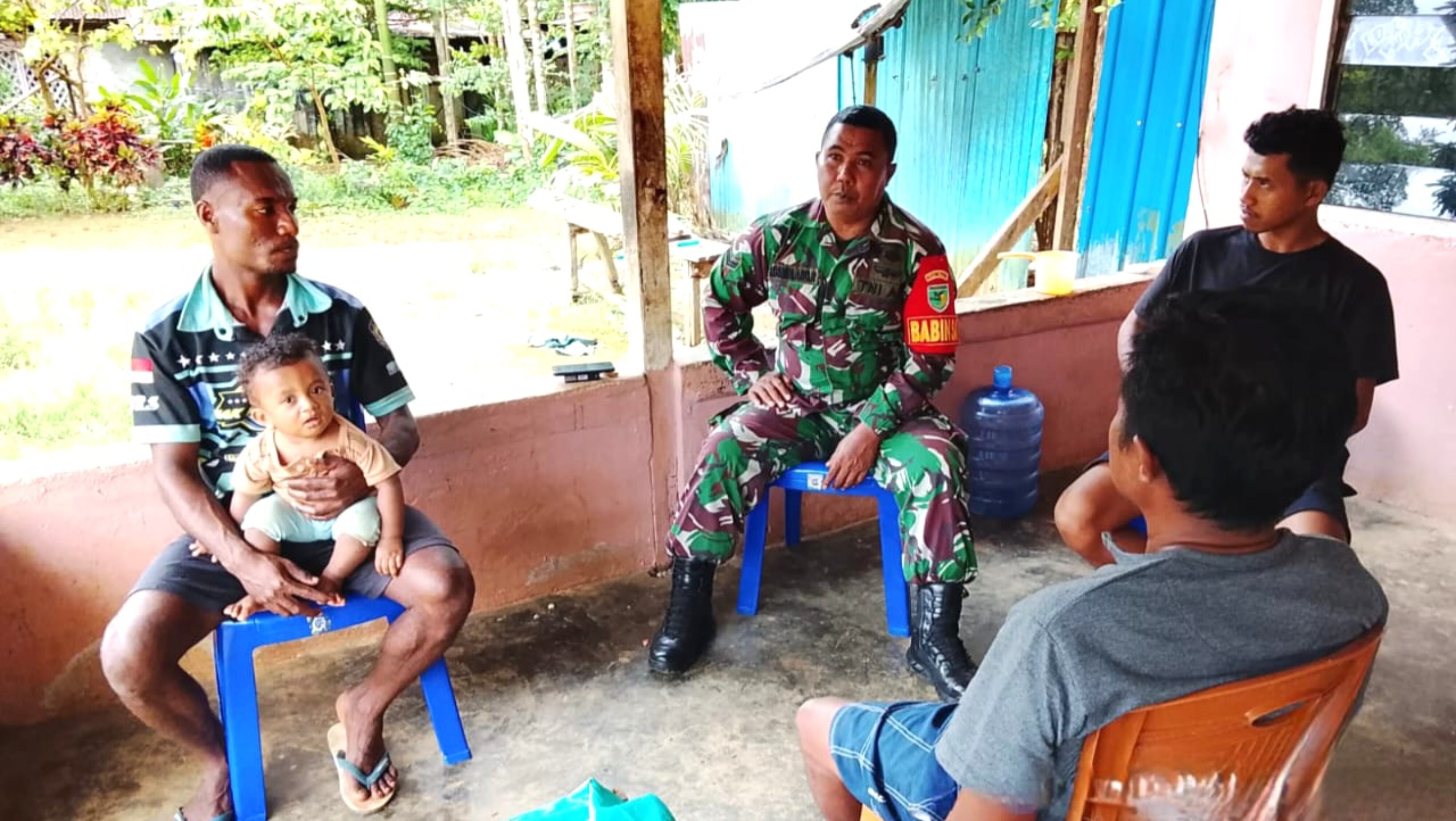 Babinsa Biak Utara Komsos Jalin Silaturahmi dengan Kepala Suku Buton