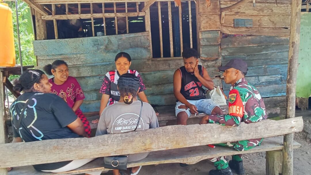 Jalin Silaturahmi, Babinsa Supiori Utara Komsos di Wilayah Binaan