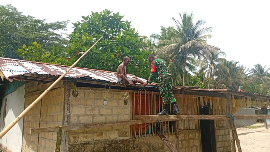 Peduli, Babinsa Warsa Bantu Pemasangan Seng Rumah Warga Binaan