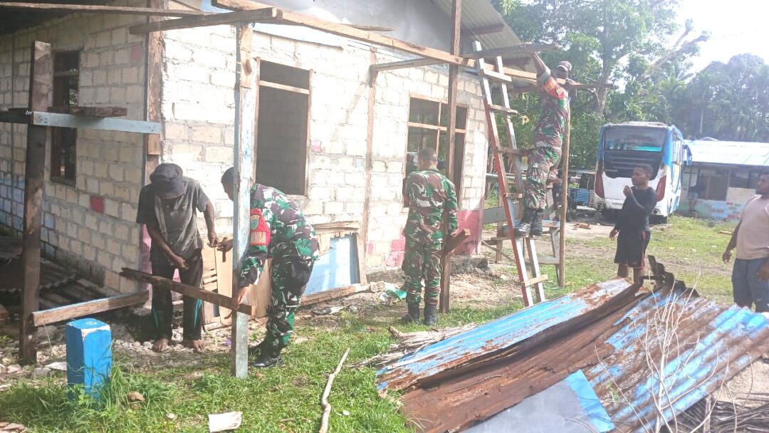 Personel Babinsa Biak Timur Peduli Pembangunan Rumah Warga