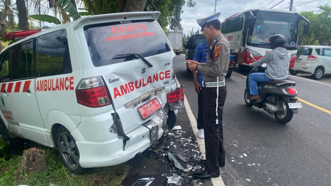 Diduga Mengantuk, Wartawan Seruduk Pantat Ambulans Parkir di Jalur Denpasar-Gilimanuk