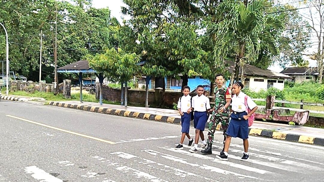 Babinsa Biak Kota Peduli Keselamatan Anak Sekolah
