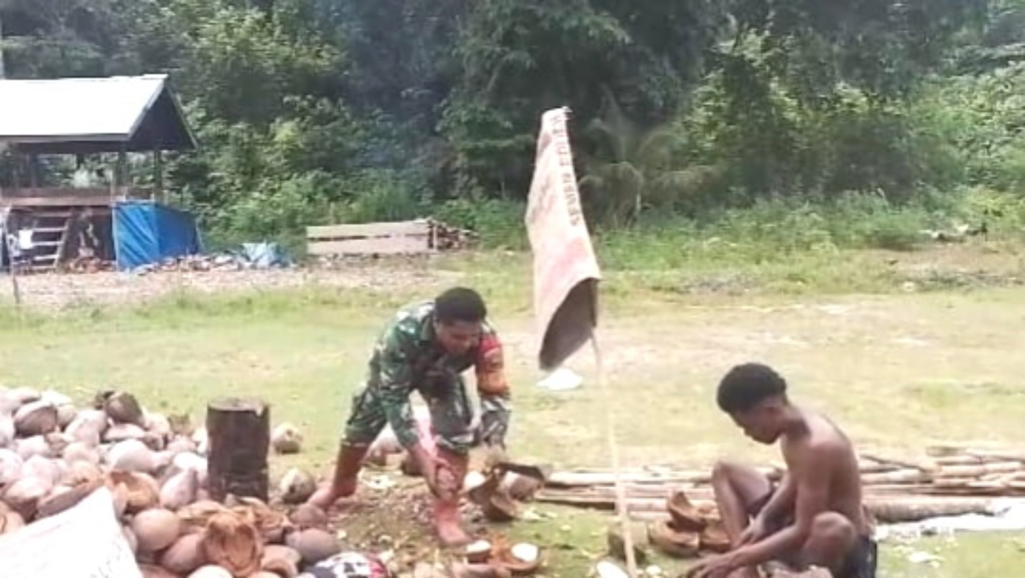 Babinsa Supiori Utara Peduli Peningkatan Ekonomi Warga Melalui Pembuatan Kopra