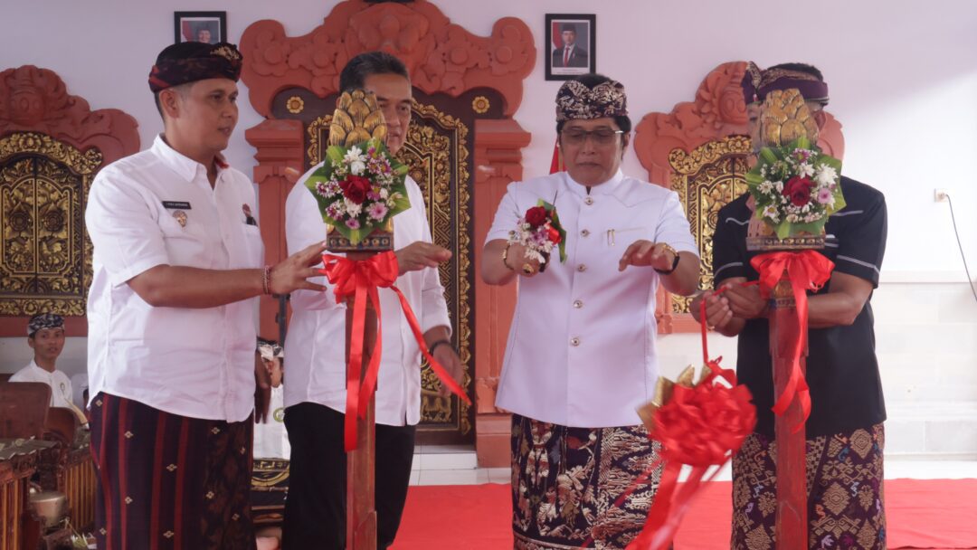 Wagub Giri Prasta Hadiri Pamelaspasan Kantor Perbekel Patemon, Tekankan Pelestarian Budaya Bali