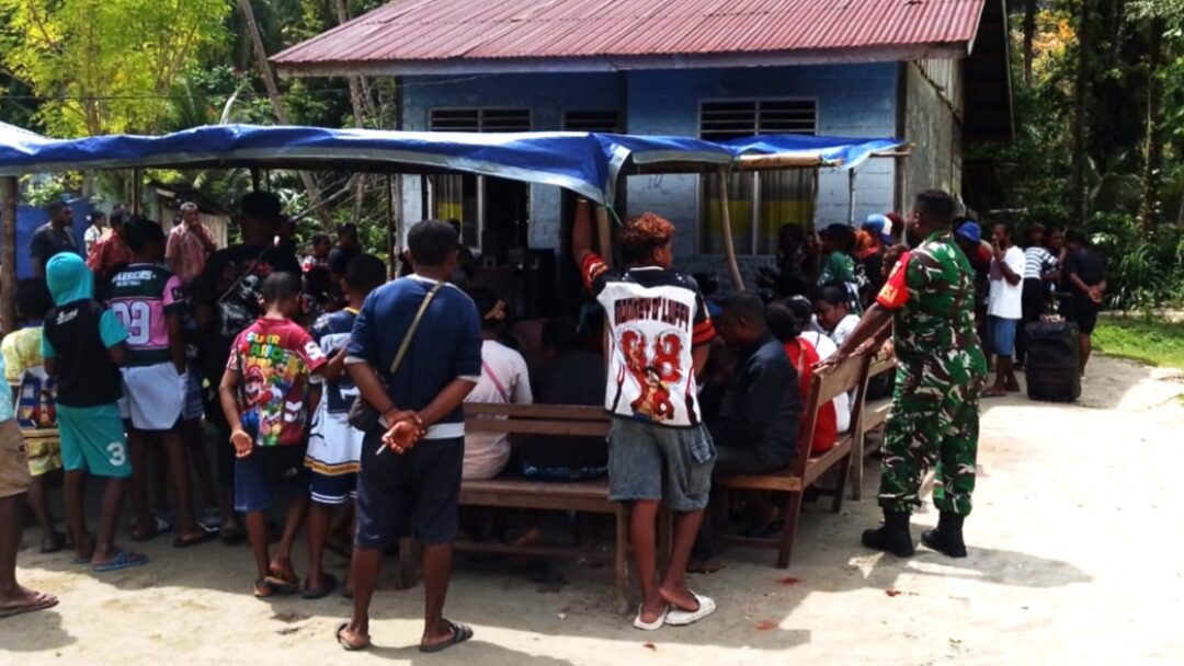 Babinsa Warsa Dampingi Tradisi Antar Mas Kawin di Kampung Wasani