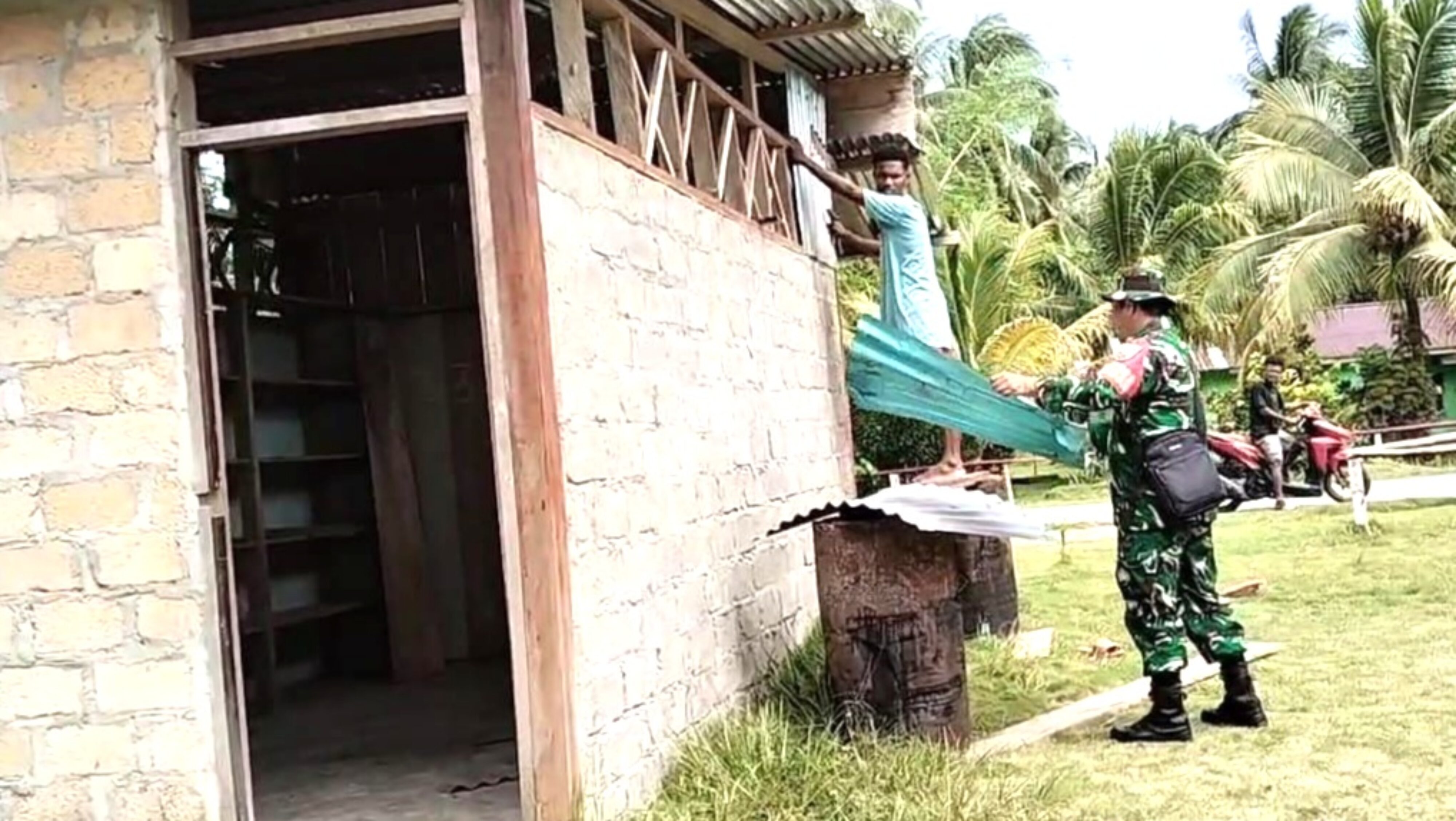 Wujud Kepedulian, Babinsa Supiori Utara Bantu Perbaiki Kios Warga