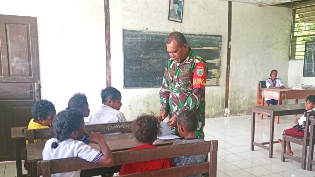 Babinsa Biak Barat Kunjungi SD Inpres Sarwa Berikan Motivasi Belajar