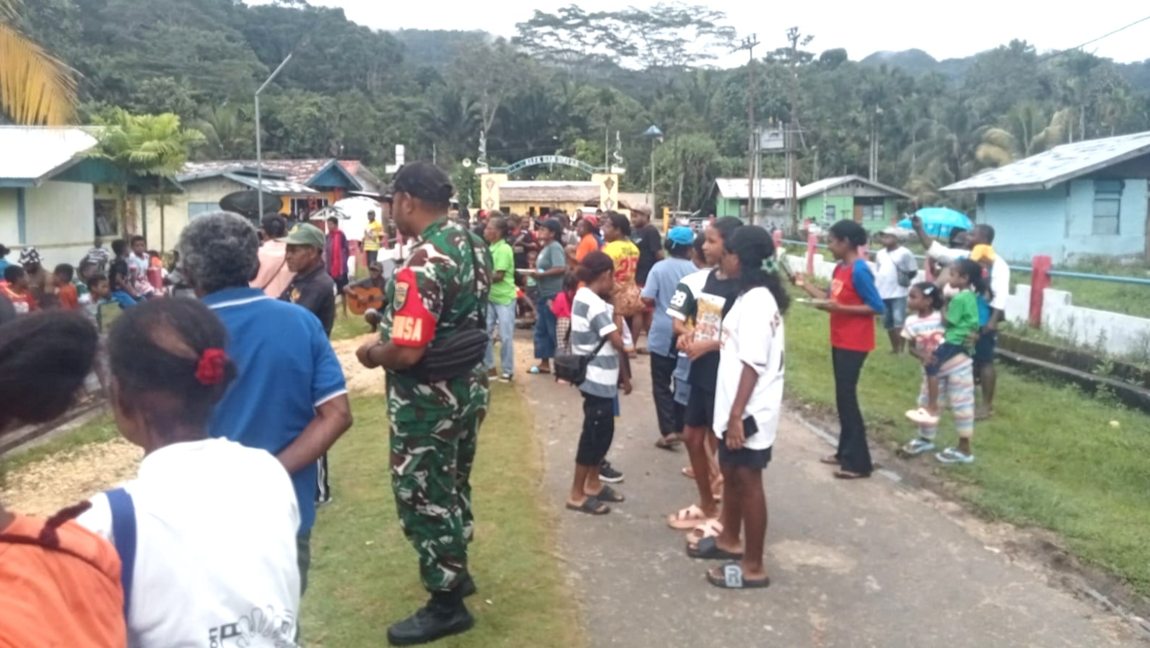 Babinsa Supiori Selatan Dampingi Tradisi Antar Mas Kawin Warga Kampung Yawerma