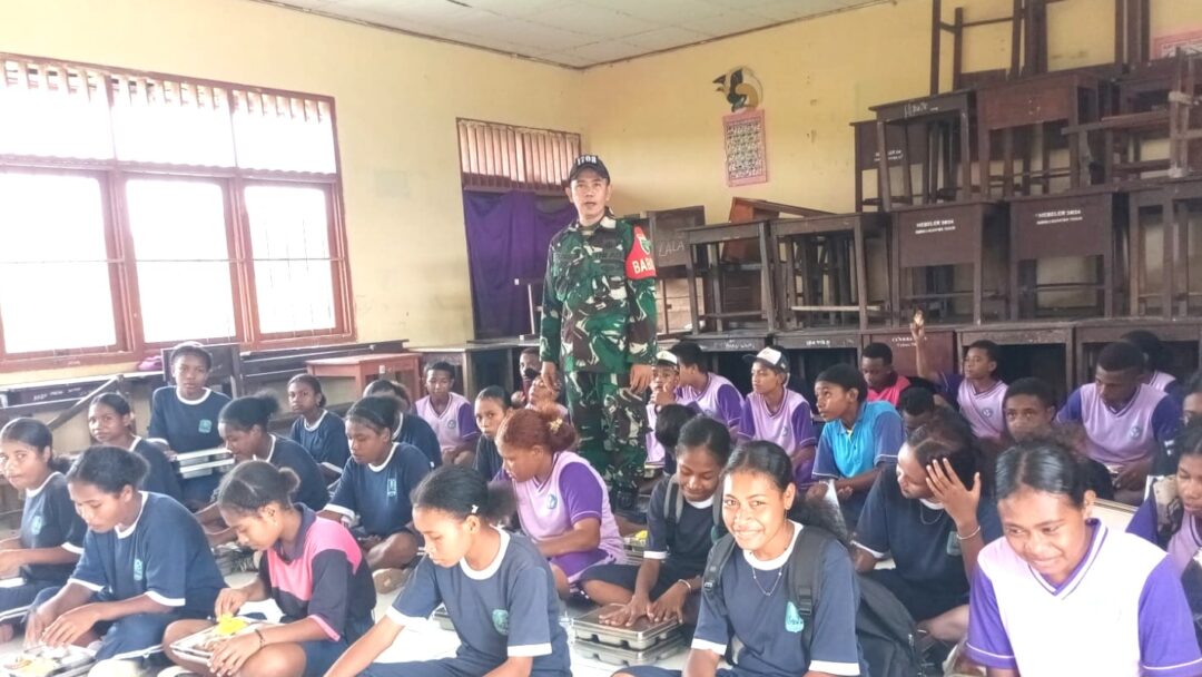Babinsa Numfor Dampingi Penyaluran MBG di SMPN 1 Numfor Timur