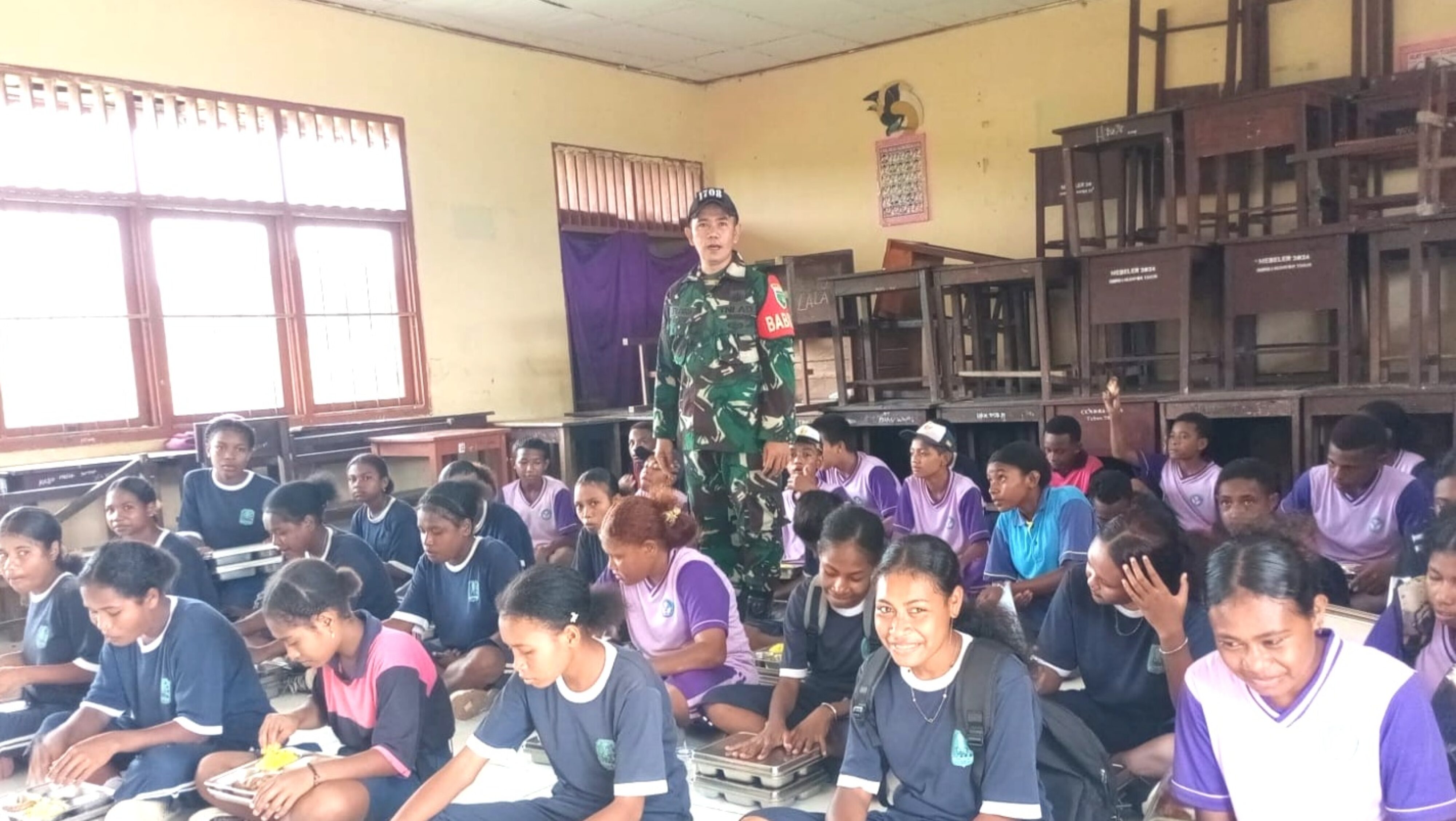Babinsa Numfor Dampingi Penyaluran MBG di SMPN 1 Numfor Timur