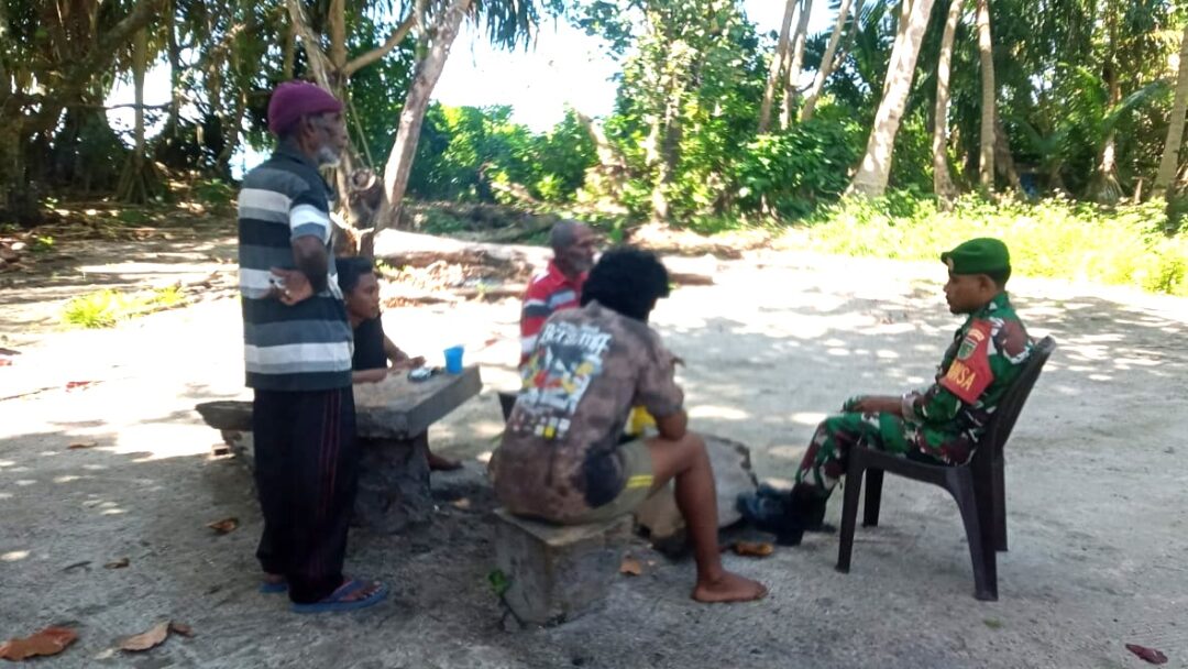 Melalui Komsos, Babinsa Kepulauan Mapia Jalin Kedekatan dengan Warga Binaan