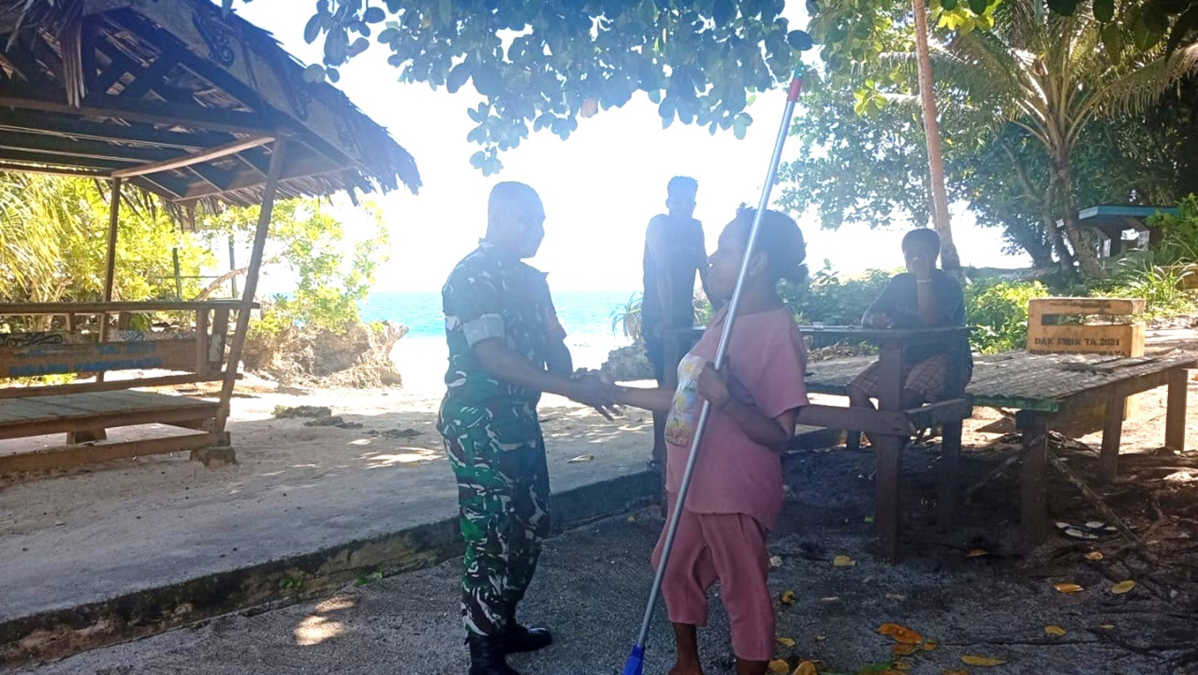 Babinsa Warsa Perkuat Kedekatan dengan Masyarakat Lewat Komsos