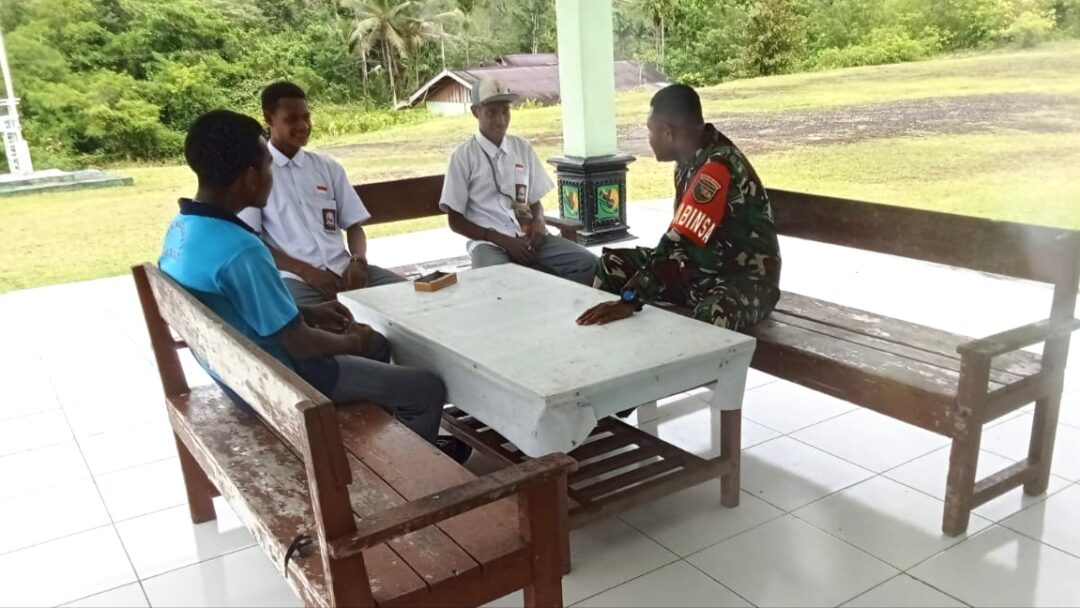 Babinsa Biak Barat Berikan Materi Wasbang kepada Siswa SMAN 1 Biak Barat