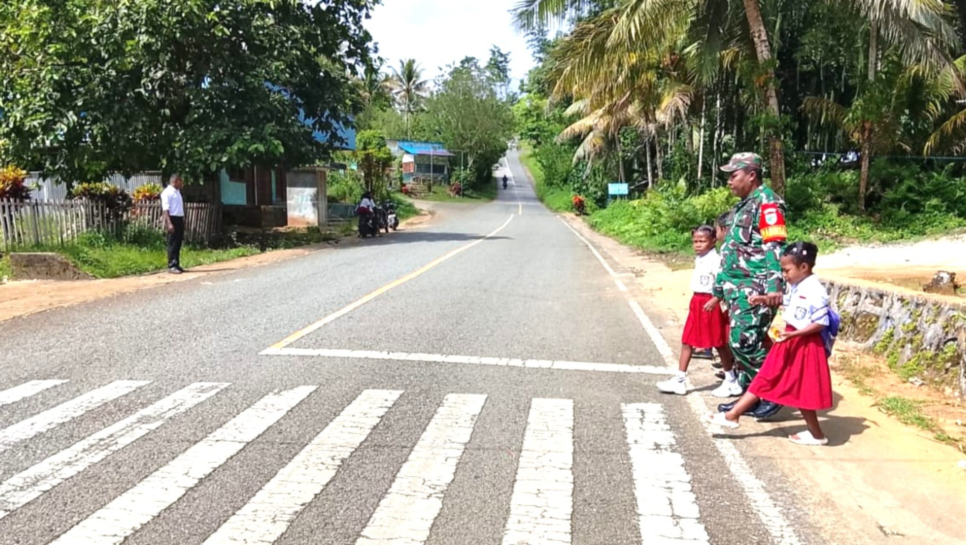 Babinsa Peduli Keselamatan Anak Sekolah di Biak Utara