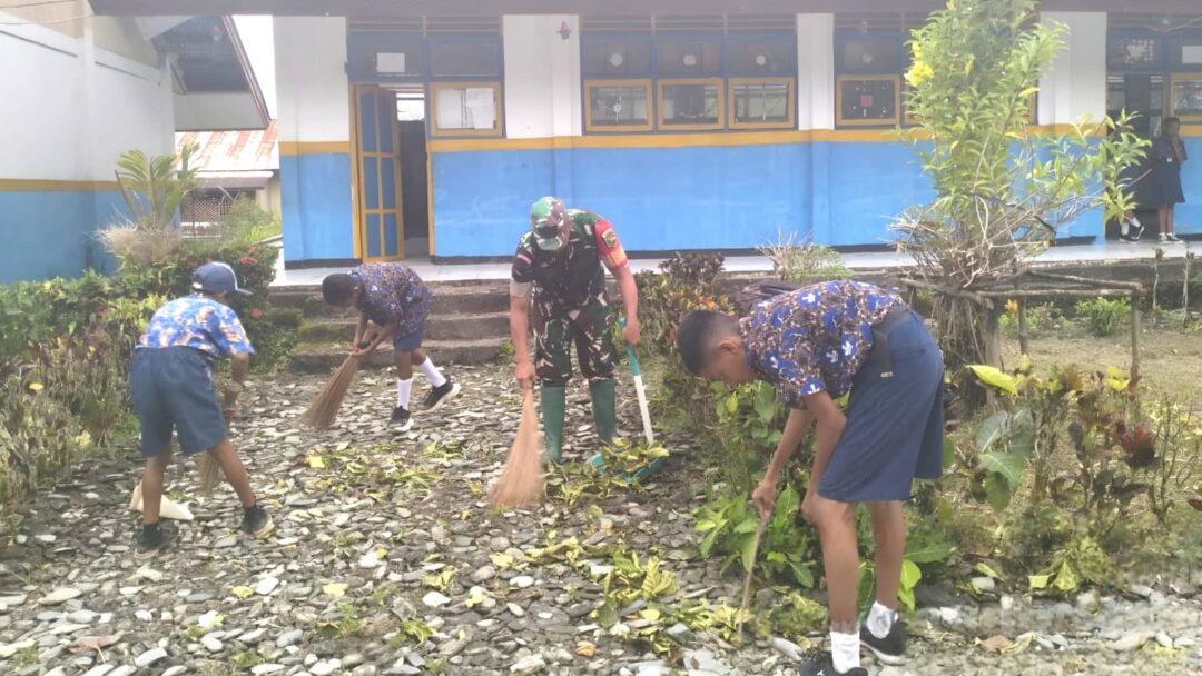 Ciptakan Lingkungan Belajar Nyaman, Babinsa dan Siswa Bersihkan Halaman Sekolah