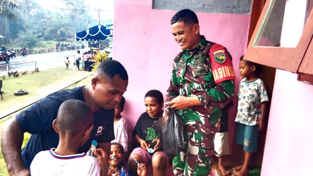 Penuh Ceria, Babinsa Kampung Duber Akrab Bercanda Bersama Anak-Anak