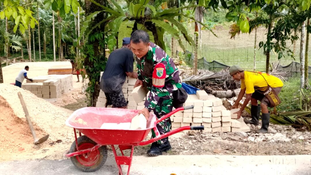 Semangat Gotong-Royong, Babinsa Biak Timur Bantu Pembangunan Rumah Warga