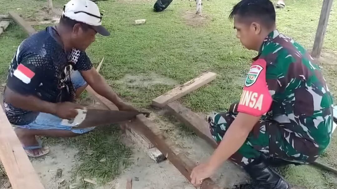 Pererat Kebersamaan, Babinsa Bantu Buat Pondok di Gereja GKI Diaspora