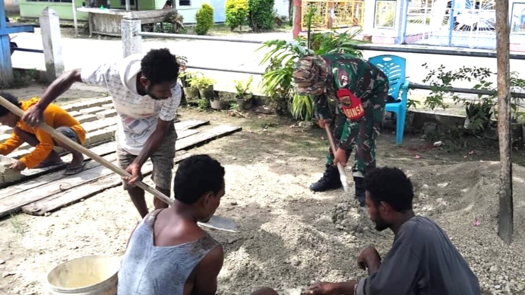 Babinsa Numfor Dampingi Warga Buat Batu Bata di Yemburwo